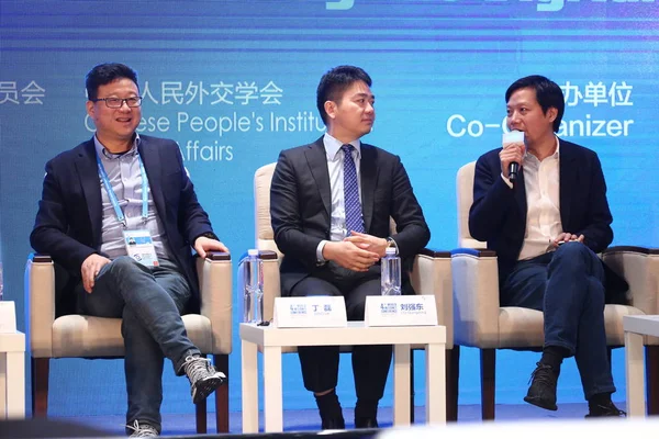 左から Neteaseの最高経営責任者 163 Com オンライン小売業者Jd Comの会長兼Ceoのリチャード チアンドン Xiaomiテクノロジーの会長兼Ceoのレイ ジュンが 国際共同参用 — ストック写真