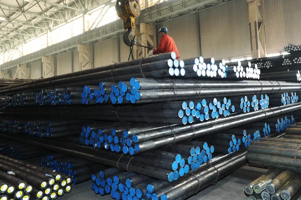 Çinli Bir Işçi Dalian Şehirde Dongbei Special Steel Group Ltd — Stok fotoğraf