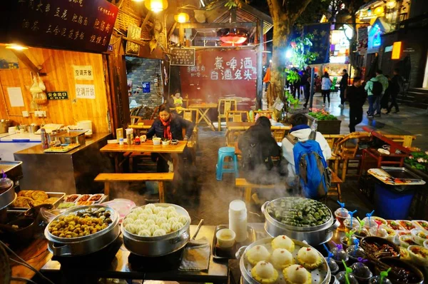 Tourists Have Snacks Wide Narrow Alleys Kuanzhaixiangzi Qingyang District Chengdu — Stock Photo, Image