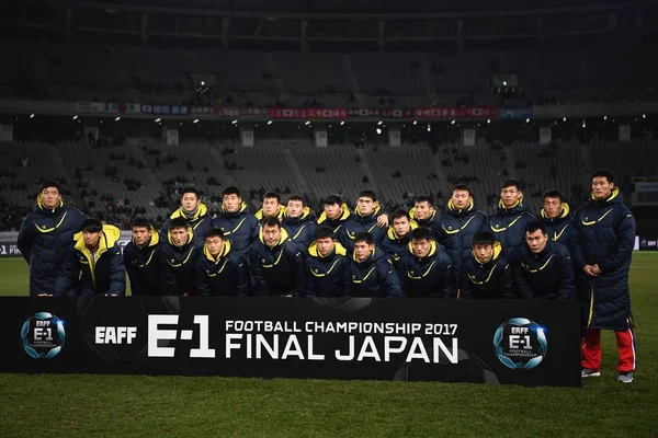 2017 東京都の味の素スタジアムで東アジア フットボール選手権最終的な日本の男子の試合中に日本を倒した後韓国の選手が表彰台でポーズします — ストック写真
