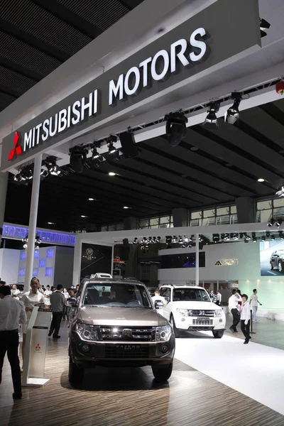 Pessoas Visitam Estande Gac Mitsubishi Motors Durante Uma Exposição Automóveis — Fotografia de Stock