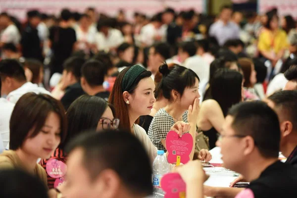 Jóvenes Chinos Solteros Charlan Parejas Durante Evento Emparejamiento Ciudad Hangzhou — Foto de Stock