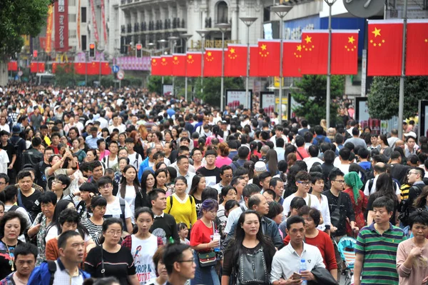 Turister Folkmassan Gågatan Nanjing Road Nationaldagen Och Midhöstfestivalen Semestern Shanghai — Stockfoto