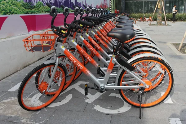 2017年10月7日 中国自行车共享服务公司 Mobike 的自行车在中国中部湖北省武汉市的一条公路上排起了长队 — 图库照片