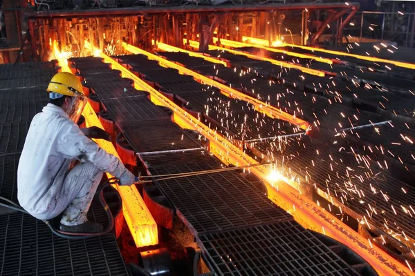 Chinese Worker Produces Steel Steel Plant Lianyungang City East China — Stock Photo, Image