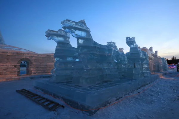 Ледовые Скульптуры Создания Сказочного Мира Представлены Живописном Месте Городе Сонъюань — стоковое фото