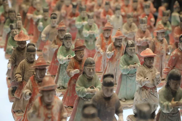 300 Статуэток Керамики Найденных Гробниц Относящихся Династии Мин Выставлены Музее — стоковое фото