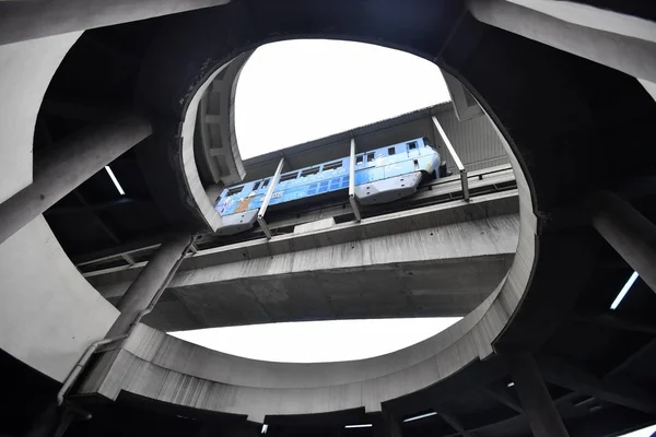 地下鉄の電車としてスパイラル 階建ての駐車場の下から過去の駐車スペース 2019 日に地下鉄ライン の実行ワームの目を見る — ストック写真