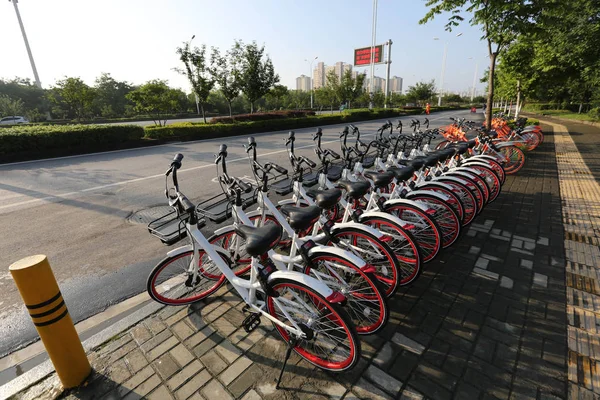 中国の自転車シェアリングサービス Hellobike の自転車が 中国中部の湖北省西陽市の路上に並んでいる 2017年6月6日 — ストック写真