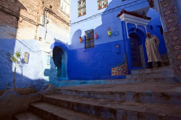 2017年11月20日 摩洛哥蓝色城市 Chefchaouen 一名当地居民走在建筑物的蓝色墙壁旁 — 图库照片