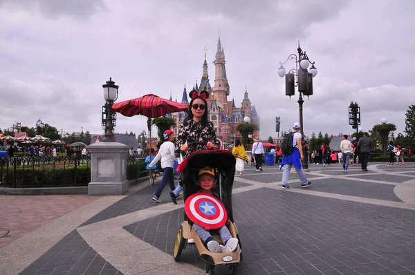 Une Mère Portant Son Fils Visite Château Disney Shanghai Disneyland — Photo