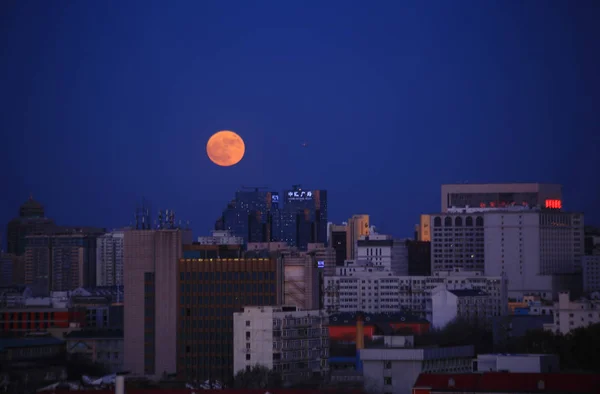 Una Superluna Vede Nel Cielo Notturno Sopra Pechino Cina Dicembre — Foto Stock