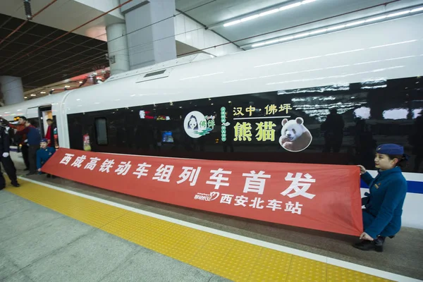 Поїзд Обслуговуючий Персонал Проведе Банер Перед Црл Китай Залізничної Високошвидкісної — стокове фото