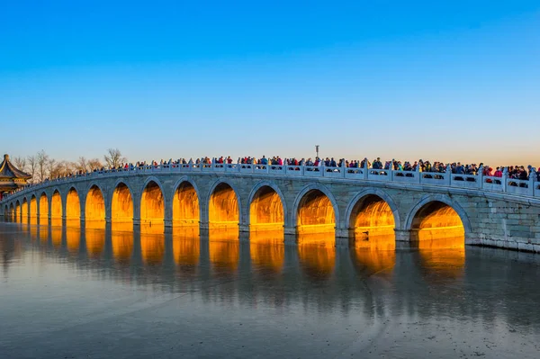 Turisti Affollati Godersi Scenario Del Ponte Seventeen Arch Sotto Tramonto — Foto Stock