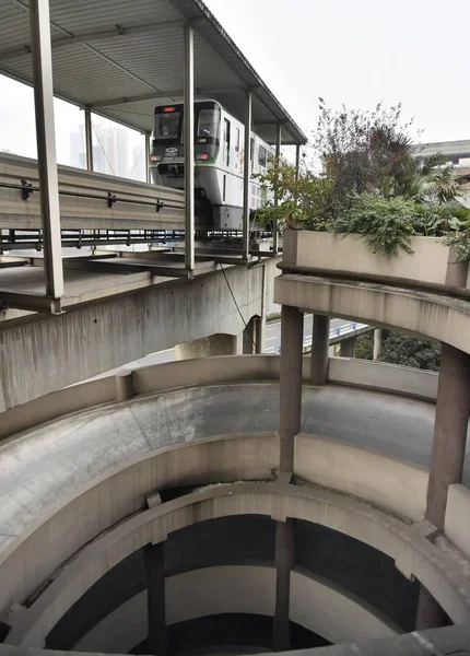 Trem Metrô Metro Line Passa Por Estacionamento Espiral Cinco Andares — Fotografia de Stock