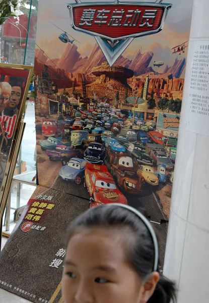 Une Chinoise Passe Devant Une Affiche Film Cars Pixar Disney — Photo