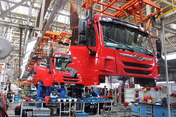 Trabajadores Chinos Montan Camiones Línea Montaje Una Planta Automóviles Ciudad — Foto de Stock