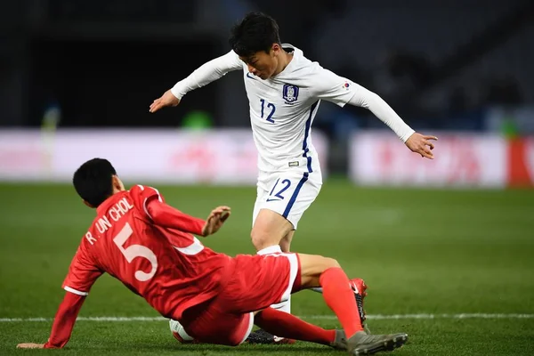 Kim Minwoo Till Höger Sydkorea Sparkar Bollen För Att Göra — Stockfoto