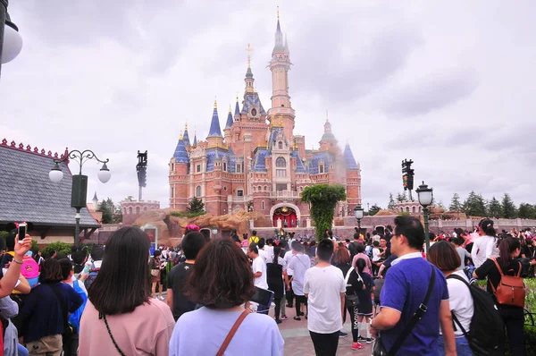 Туристы Идут Сторону Диснеевского Замка Шанхайском Диснейленде Курорте Shanghai Disney — стоковое фото