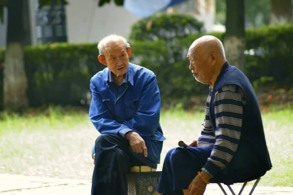 2015年6月15日 中国中部湖北省宜昌市一个公园 当地老年人在公园内聊天 — 图库照片