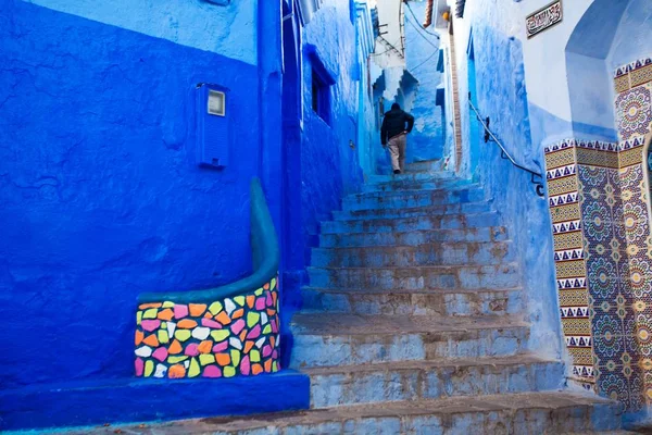 2017年11月20日 摩洛哥蓝色城市 Chefchaouen 一名当地居民走在建筑物的蓝色墙壁旁 — 图库照片