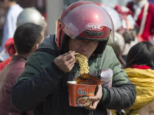 Работник Мигрант Ест Лапшу Едет Мотоцикле Вернуться Домой Предстоящий Китайский — стоковое фото