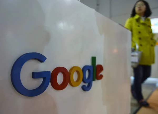 Gość Jest Widziany Stoisku Google Podczas Wystawy Szanghaju Chiny Kwiecień — Zdjęcie stockowe