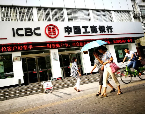Gyalogosok Járni Elmúlt Fióktelepe Icbc Ipari Kereskedelmi Bank China Huaibei — Stock Fotó