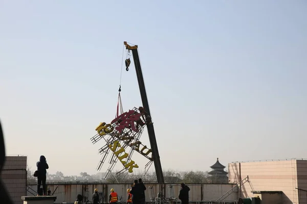 Vehículo Grúa Retira Letrero Azotea Edificio Beijing China Noviembre 2017 —  Fotos de Stock