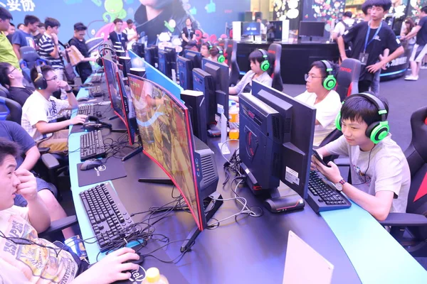 Visitantes Jogam Jogos Online Durante 15Th China Digital Entertainment Expo — Fotografia de Stock