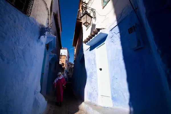 2017年11月20日 摩洛哥 Chefchaouen 一位当地居民走在摩洛哥蓝色城市Chefchaouen的建筑物蓝色墙壁旁 — 图库照片