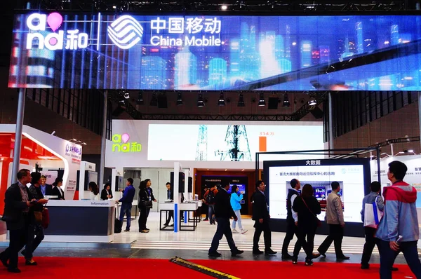 Människor Besöker Montern China Mobile Utställning Shanghai Kina November 2017 — Stockfoto