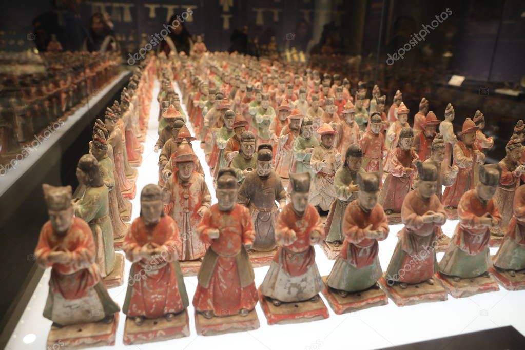 300 figuras de cerámica desenterradas de tumbas que datan de la