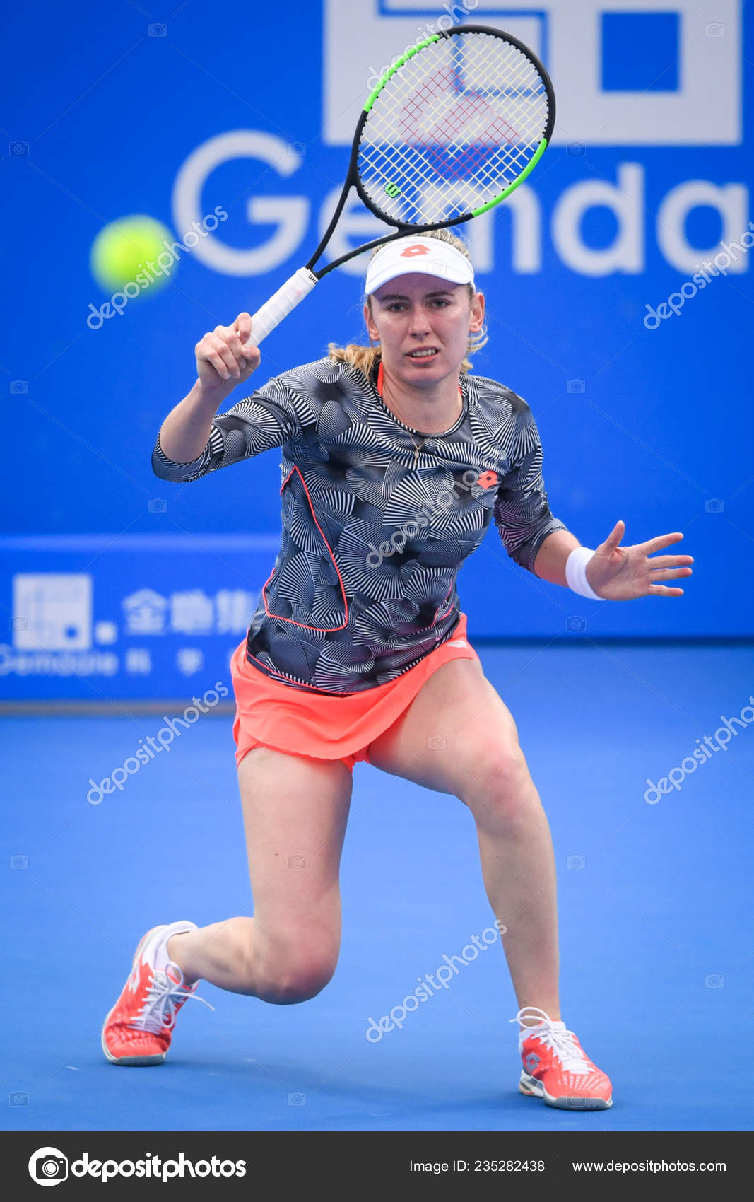 Ekaterina Alexandrova Russia Returns Shot Aryna Sabalenka Belarus Second Match
