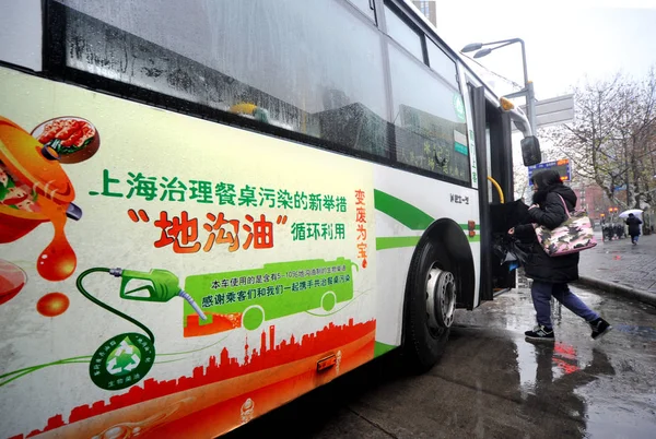 中国の旅客ボードは 上海で処理された樋油またはリサイクル食用油によって燃料を駆動バス 月2015 — ストック写真