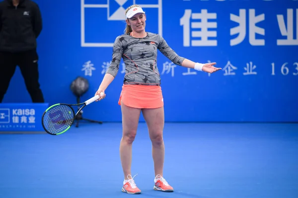 1月2日 在中国南方广东省深圳举行的 2019年 Wta 深圳网球公开赛上 俄罗斯选手埃卡捷琳娜 亚历山大在与白俄罗斯选手阿里娜 萨巴伦卡的第二轮女单比赛中做出了反应 — 图库照片