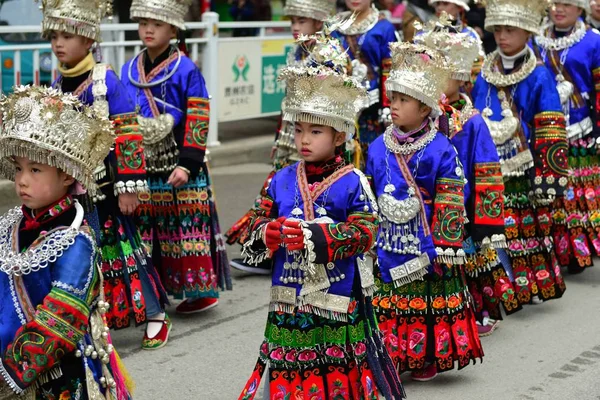 Chinesische Kinder Der Ethnischen Minderheit Der Miao Traditionellen Silbernen Gewändern — Stockfoto