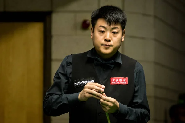 Liang Wenbo Della Cina Getta Suo Segnale Mentre Considera Colpo — Foto Stock