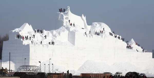 Konstnärer Skapa Snö Skulpturen Snö Låt Olympiska Vinterspelen För Harbin — Stockfoto