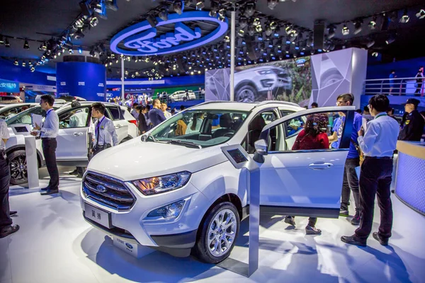 Ziyaretçiler Çin Guangzhou Uluslararası Otomobil Fuarı Sırasında Bir Ford Ecosport — Stok fotoğraf