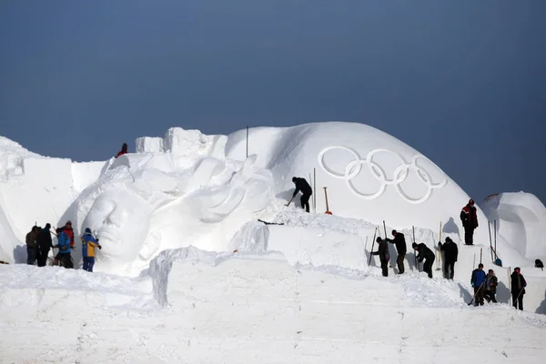 Gli Artisti Creano Scultura Neve Snow Song Winter Olympics 30Th — Foto Stock