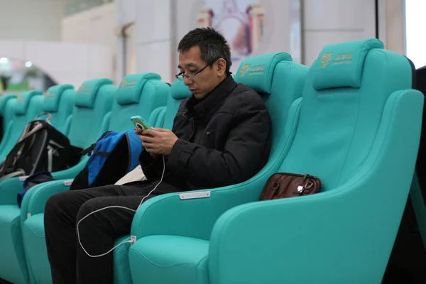 Pasajero Usa Smartphone Sillón Masaje Mientras Espera Tren Terminal Estación —  Fotos de Stock