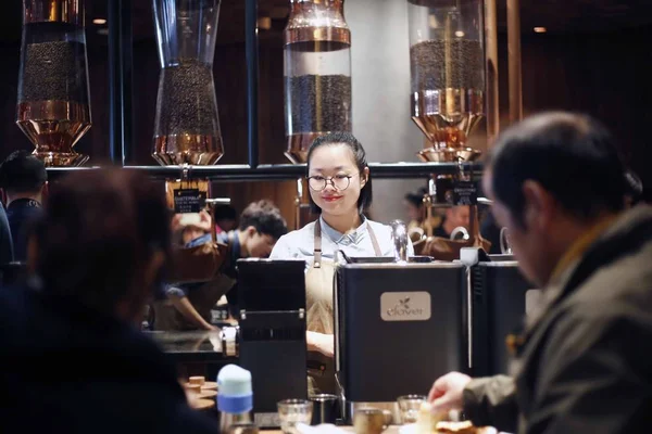 Barista Prepara Café Para Los Clientes Bar Café Del Starbucks —  Fotos de Stock