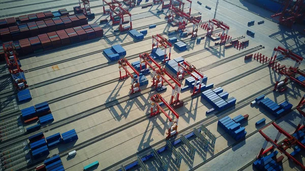 ヨウジョウ深海港の第 段階でコンテナーの空撮 2017 上海で試運転を開始する世界で最も大きい自動貨物埠頭します — ストック写真