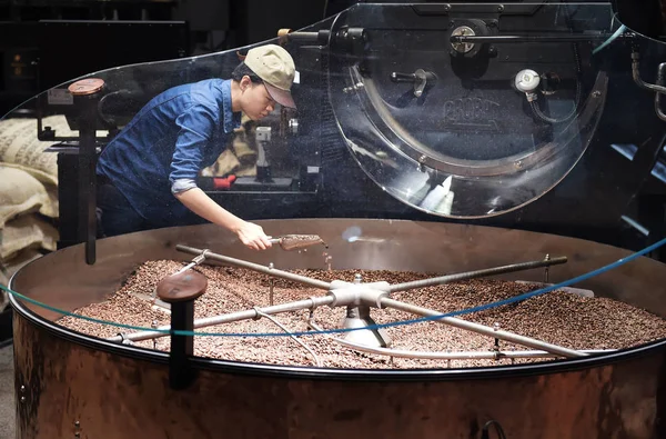 Empleado Chino Trabaja Starbucks Reserve Roastery Con Tecnología Realidad Aumentada —  Fotos de Stock
