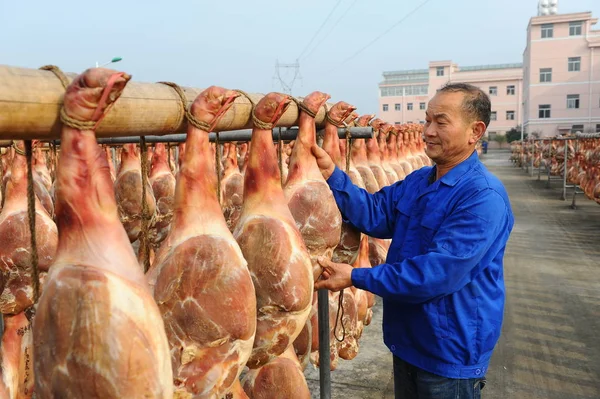 Bir Çinli Işçi Zhejiang Laotang Ham Gıda Ltd Bir Fabrikada — Stok fotoğraf