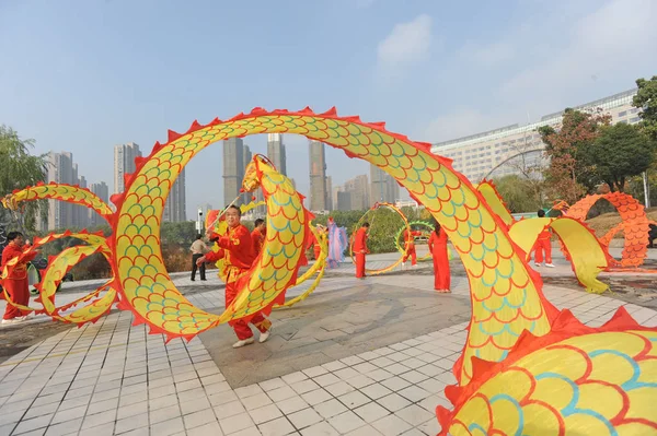 Des Femmes Chinoises Utilisent Une Leurs Mains Pour Danser Dragon — Photo