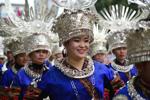 Las Niñas Chinas Minoría Étnica Miao Vestidas Con Ropa Tradicional — Foto de Stock