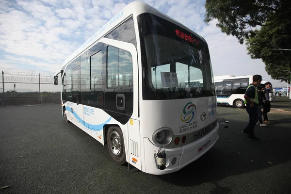 Autobus Conduce Una Carretera Durante Operación Prueba Ciudad Shenzhen Provincia —  Fotos de Stock