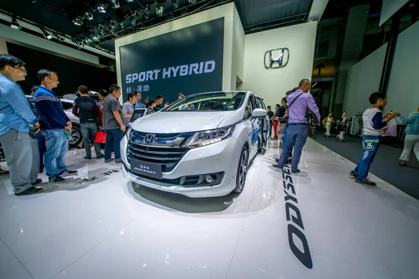 Visitantes Olham Para Honda Crv Sport Hybrid Durante 15Th China — Fotografia de Stock